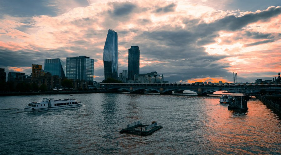 欧洲央行预计将批准意大利裕信银行增持德国商业银行约30%股份的交易，预计于3月初完成