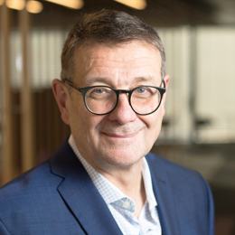 墨西哥主要股指经历波动，从上升转为下跌，最初的涨幅被削弱。